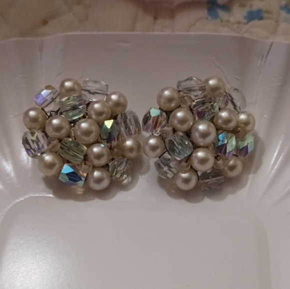 Elegant Pearl and Crystal Cluster Earrings Japan - Picture 1 of 3